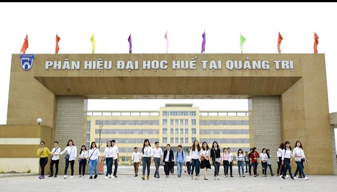 Ảnh có chứa tòa nhà, con người, bầu trời, nhóm

Mô tả được tạo tự động